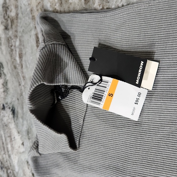 Sleeveless Turtleneck top - Picture 2 of 4